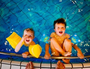 Los juegos de piscina son una buena forma de que los niños se diviertan aún más en el agua