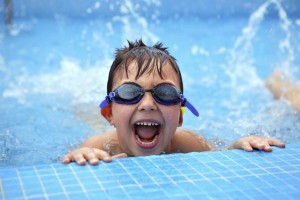 Es importante proteger los oídos en la piscina para evitar infecciones
