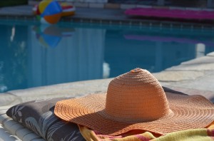 Protegerse contra los rayos solares es importante tanto dentro como fuera de la piscina