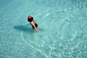 La piscina de sal tiene numerosos beneficios, entre ellos que daña menos el cuerpo