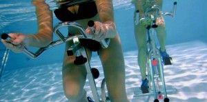 El aquabike se presenta como uno de los deportes de piscina más completos