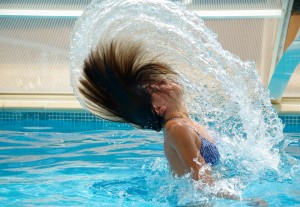 El pelo puede quedar muy dañado tras un día de piscina, especialmente si es teñido
