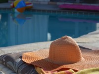 Cómo protegerte del sol en la piscina