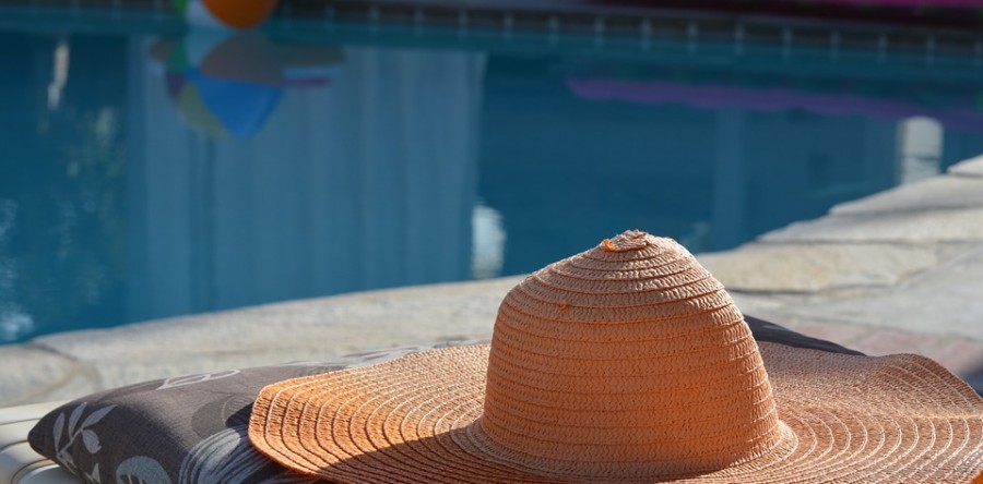 Cómo protegerte del sol en la piscina