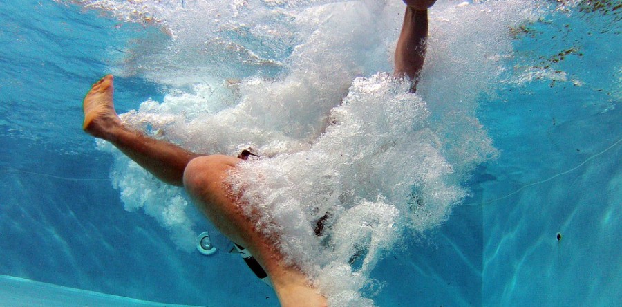 Cosas que no hacer en una piscina este verano
