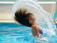 Mitos de piscinas: el pelo teñido