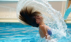 Mitos de piscinas: el pelo teñido
