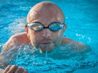 ¿Por qué se ponen los ojos rojos en la piscina?