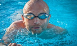 ¿Por qué se ponen los ojos rojos en la piscina?