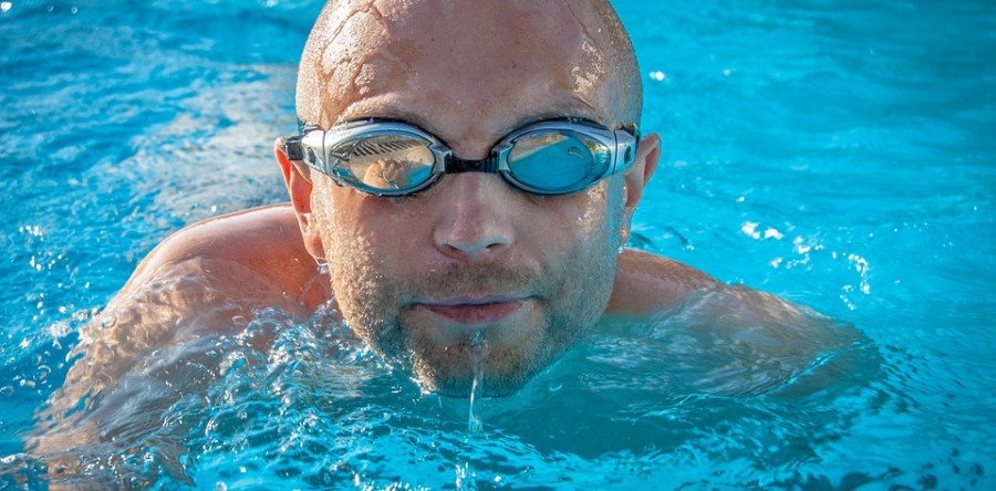 ¿Por qué se ponen los ojos rojos en la piscina?