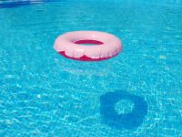 Por qué no usar manguitos y flotadores en la piscina (I)