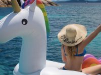 Valencia celebra la mayor carrera de flotadores de unicornio del mundo