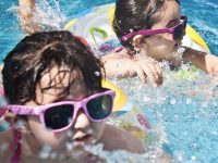 Cómo mantener a niños y animales seguros en la piscina
