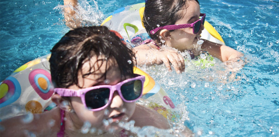 Cómo mantener a niños y animales seguros en la piscina
