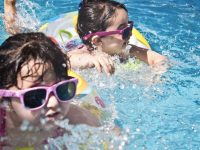 A qué edad debe un niño aprender a nadar