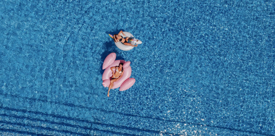 Complementos para disfrutar de tu piscina en verano
